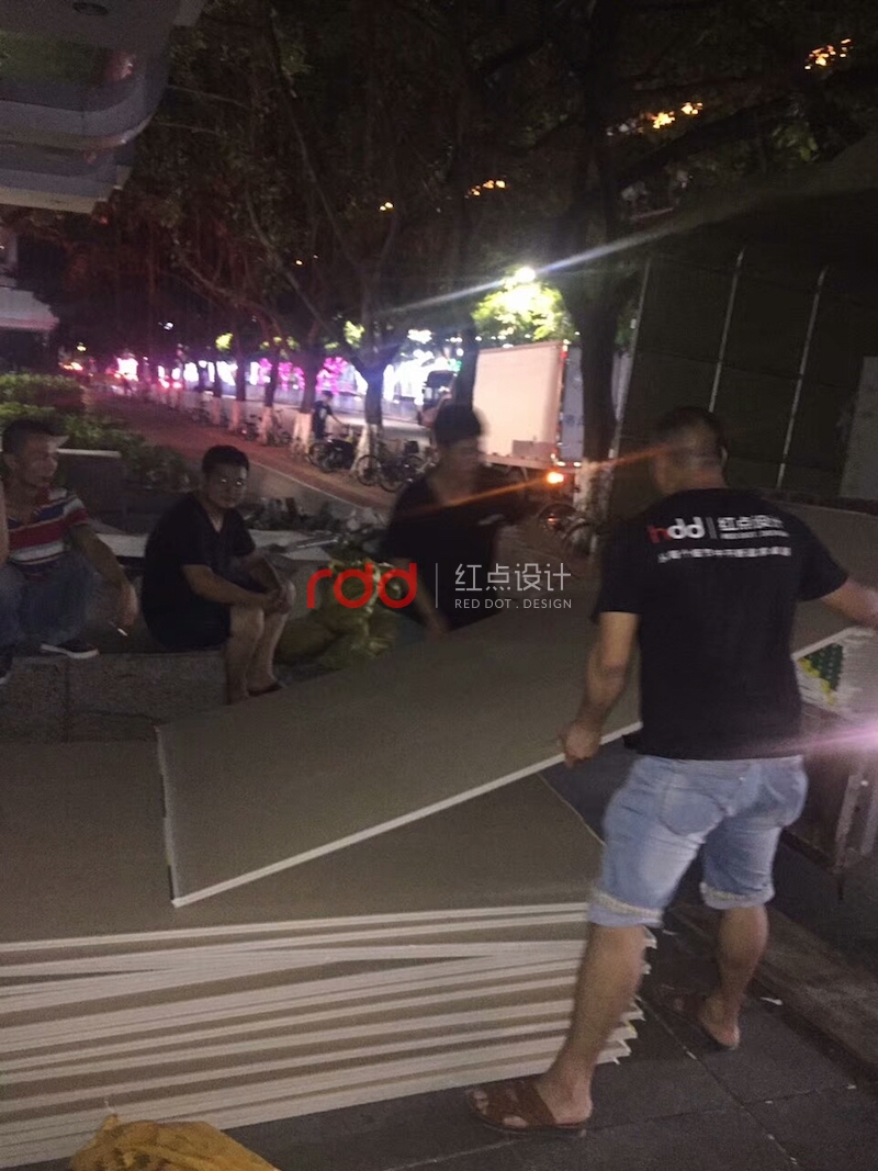 為滿足客戶需求加班加點的紅點空間設(shè)計兄弟們辛苦了-2.jpg